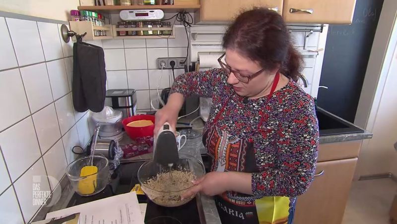 Gekleidet in eine Bulgarien-Schürze macht sich Elina ans Werk.
