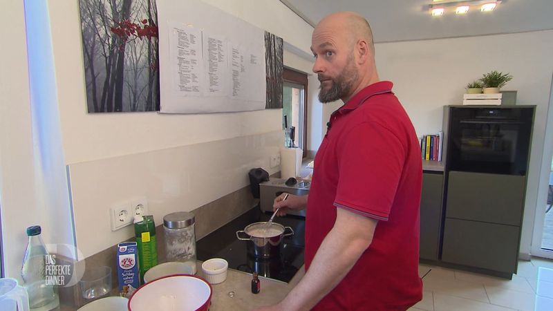 Kei hofft, dass seine Panna cotta diesmal fester wird als beim Probekochen.