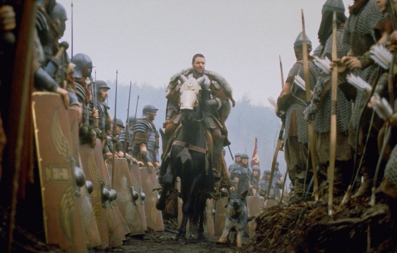 Feldherr Maximus (Russell Crowe) führt sein Heer gegen die Germanen in die Schlacht und ist siegreich. 