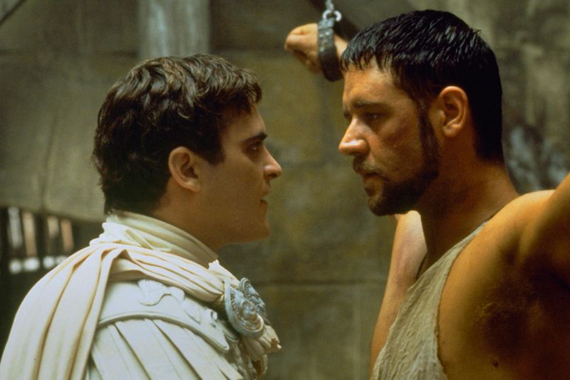 Commodus (Joaquin Phoenix, links) will den Thron für sich und ordnet die Ermordung von Maximus (Russell Crowe) und seiner Familie an. 