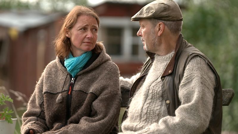 Hofdame Ariane gesteht Bauer Turner gestehen, dass sie keine Gefühle entwickelt hat.