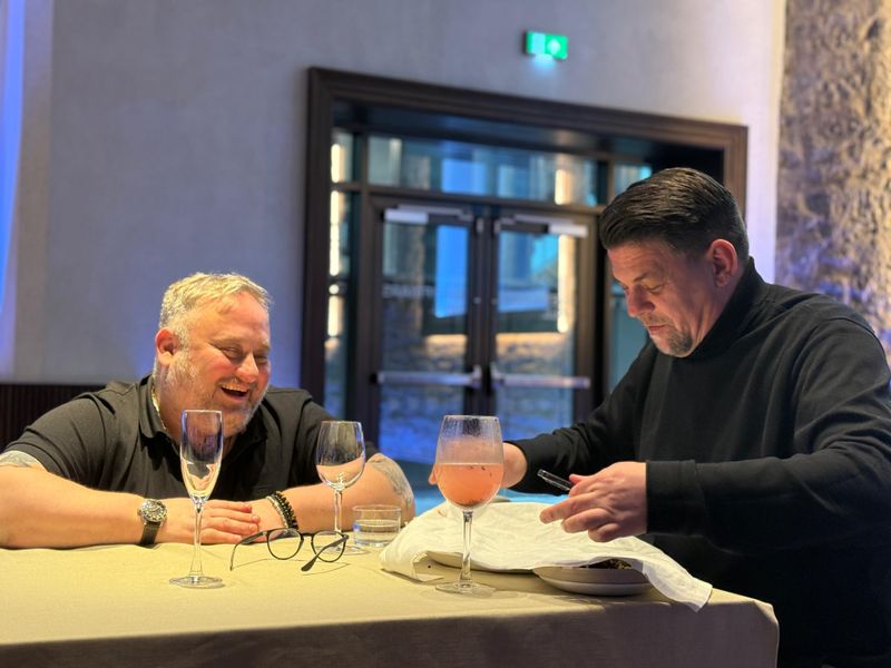 Tim Mälzer lässt sich von Matthias Diether (l.) bei der Verkostung der veganen Blutwurst nicht in die Karten schauen.