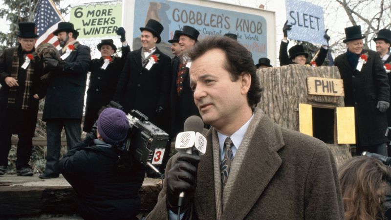 Phil Connors (Bill Murray) ist ins verschlafene Kaff Punxsutawny gereist, um dort wie jedes Jahr vom "Murmeltier-Tag" zu berichten.