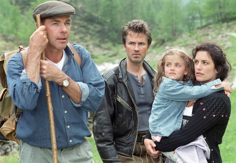Eine ihrer ersten Rollen hatte Ronja Forcher (zweite von rechts) 2004 in der ARD-Fernsehfilmreihe "Im Tal des Schweigens", an der Seite von Sascha Hehn (links), Timothy Peach (zweiter von links) und Christine Neubauer.