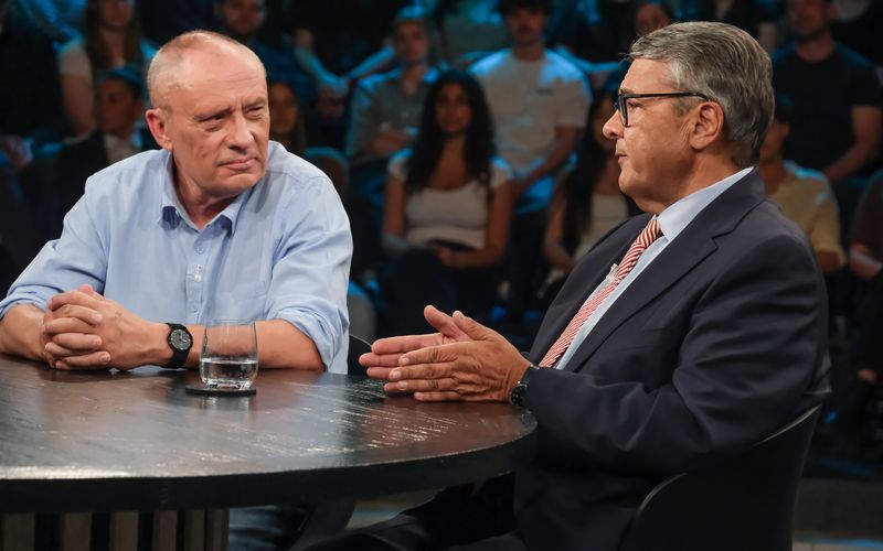 Thorsten Rogge (links) klagt im Dialog mit SPD-Politiker Sigmar Gabriel über fehlende Pensionsgäste.