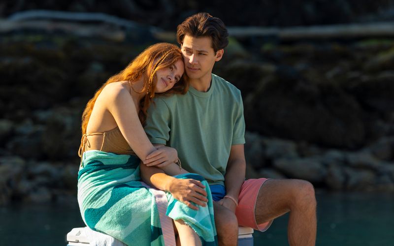 Nostalgie, Kitsch und eine große Prise Romantik verspricht die Prime-Video-Serie "Every Year After". Sie zeigt die Höhen und Tiefen, die wegweisenden Entscheidungen und verpassten Chancen im romantischen Auf und Ab zwischen Percy (Sadie Soverall) und Sam (Matt Cornett). Insgesamt deckt die Serie sechs Jahre ab - darunter eine entscheidende Woche.