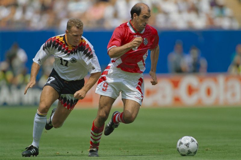 Deutschland schied bei der WM 1994 überraschend im Viertelfinale gegen den Außenseiter Bulgarien aus (Spielszene mit Martin Wagner, links, und Jordan Letchkow).