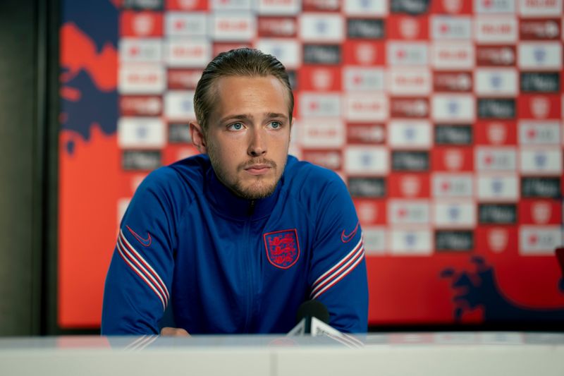 Auch Harry Kane (Will Antenbring) möchte ein neues Mindset in seiner Nationalmannschaft etablieren. Das Theaterstück und die Miniserie "Dear England" thematisieren Zeitgeschichte, Politik, Psychologie und nationale Identität.
