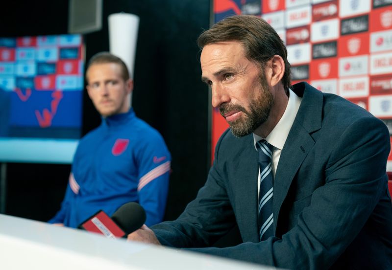 Nach dem preisgekrönten Theaterstück nun die BBC-Miniserie "Dear England": Englands Nationaltrainer Gareth Southgate (Joseph Fiennes, rechts) soll endlich Erfolge liefern. Er und sein Kapitän Harry Kane (Will Antenbring) haben ein enges Vertrauensverhältnis. 