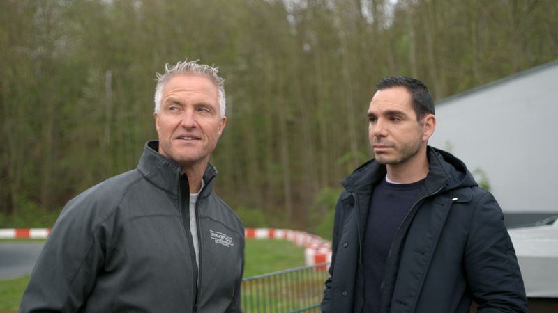 In der dritten Folge von "Ralf & Étienne: Wir sagen Ja" besucht Ralf Schumacher (links) mit seinem Partner Étienne die Kartbahn in Kerpen-Manheim.