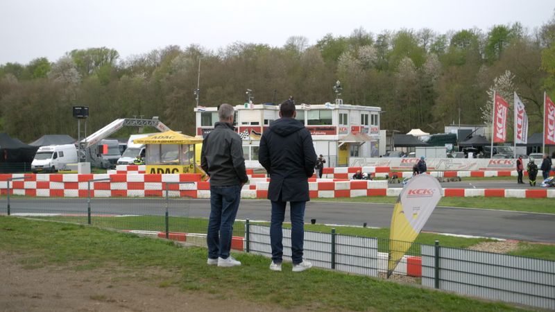 Beim Besuch auf der Kartbahn in Kerpen werden bei Ralf Schumacher (links) viele Erinnerungen an seine Kindheit wach.