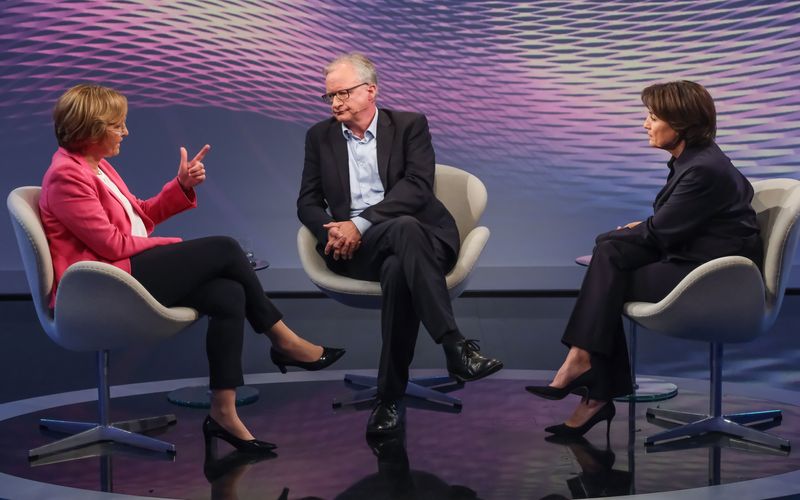 Bei Sandra Maischberger (rechts) trafen sich Beatrix von Storch und Albrecht von Lucke zum Streitgespräch.