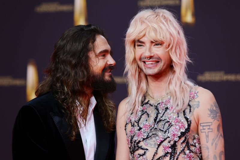Bill Kaulitz (rechts) schwärmt im Gespräch mit seinem Bruder Tom Kaulitz von den diesjährigen RTL-"Bachelors".
