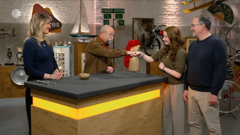 Mit ihrem Flohmarktfund landeten Lara und Michael aus Baden-Baden einen Volltreffer. In der Mittwochsausgabe der ZDF-Trödelshow "Bares für Rares" stellte sich heraus, dass ihr Schnäppchen deutlich wertvoller war als gedacht. Das freute nicht nur Horst Lichter, sondern löste bei den Händlern prompt einen hitzigen Bieterkampf aus. 
