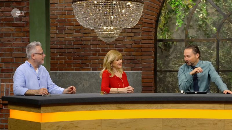 Auch im Händlerraum sorgte die Schale für Begeisterung: "Ah, französischer Jugendstil." Wolfgang Pauritsch erkannte schnell: "Wir alle wollen das Ding haben." Denn ihm war klar, dass er nicht der Einzige war, der mitbieten wollte. Auch Jan Cizek schwärmte: "Mein Herz geht auf." Pauritsch konterte passend: "Das Portemonnaie auch."