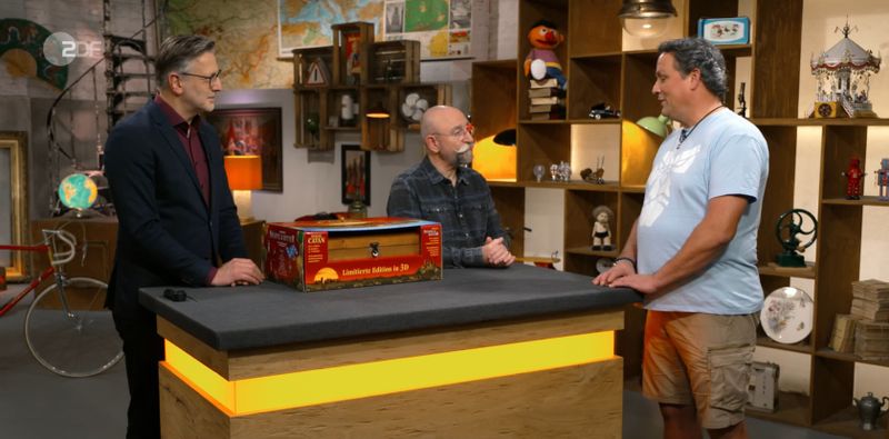 Verkäufer Oli (rechts) hatte das Kosmos-Spiel 2006 für 250 Euro erworben. 