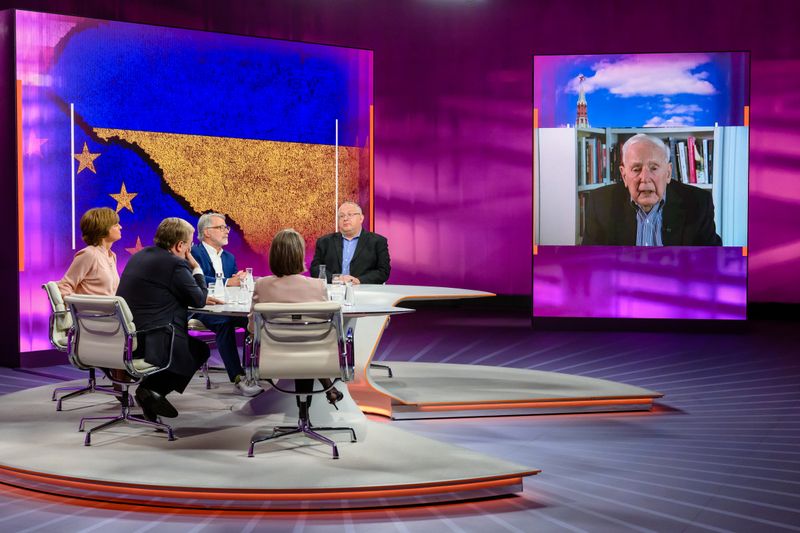 Die Worte von Klaus von Dohnanyi (rechts) sorgten bei so manchem "Maybrit Illner"-Gast für Entsetzen.