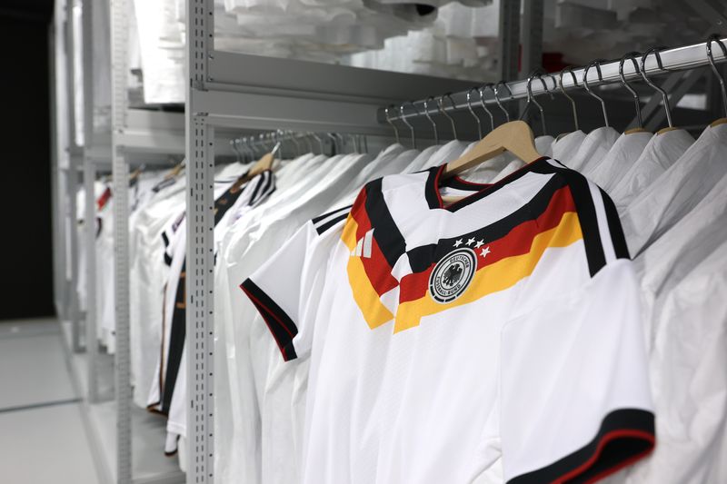 Originale Fußball-Trikots wie hier zu sehen, erhalten Verbraucher bei Fakeshops aus China nicht. 