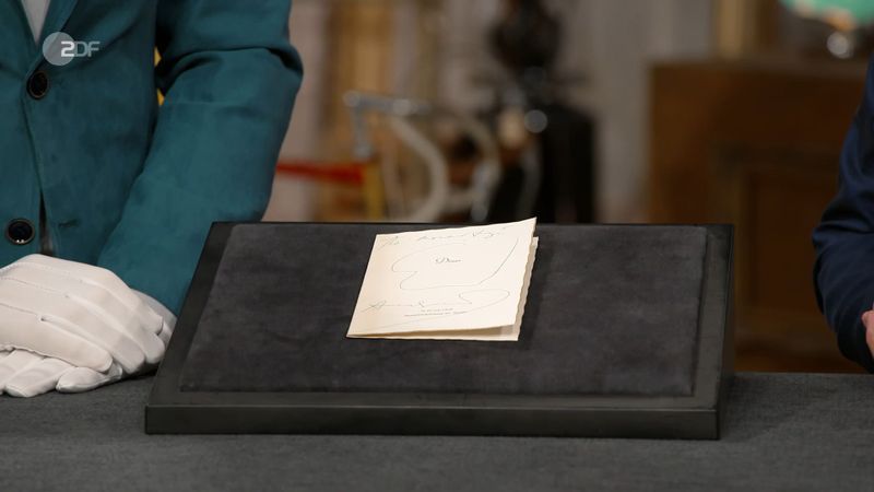"Was haben wir denn da Schönes?", fragte Lichter den Experten Detlev Kümmel. "Wir haben eine Signatur, eine Speisekarte", begann Kümmel. Da horchte der leidenschaftliche Koch Horst Lichter auf: "Was gab es denn Leckeres?" Kümmel deutete an: "Leckere französische Raffinessen."