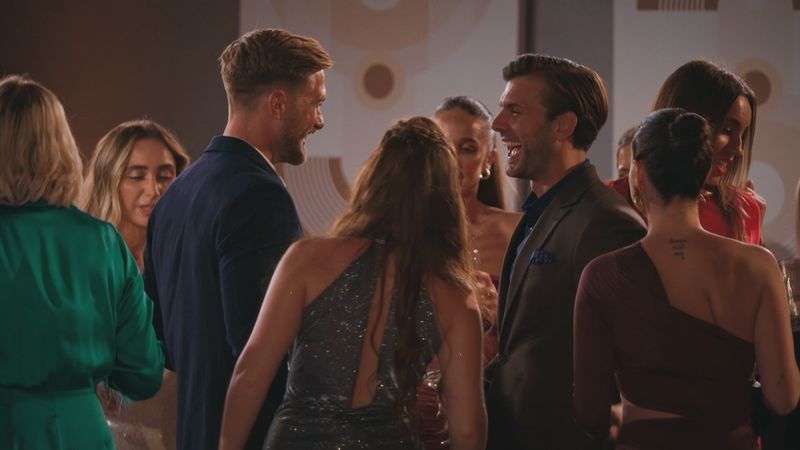 Die Bachelor Sebastian und Tim sorgen mit ihrem Verhalten für negative Reaktionen bei den anderen Frauen.