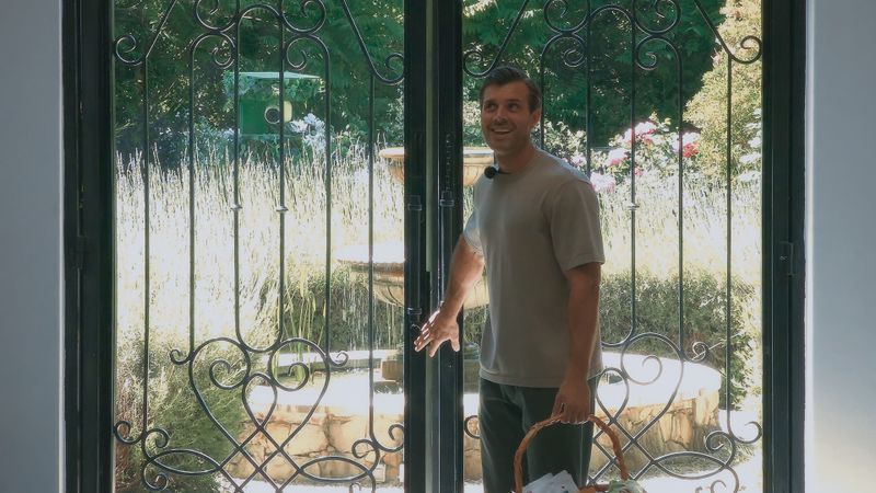 Bachelor Tim überrascht die Frauen zum Gruppendate in ihrer Villa.