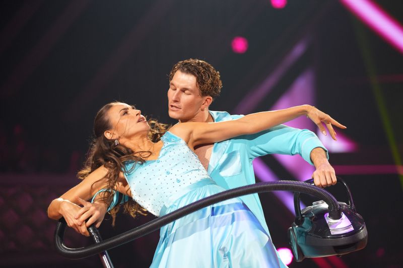 Ekaterina Leonova kann mit allen sehr gut tanzen - selbst mit einem Staubsauger. Mika Tatarkin nimmt zum ersten Mal an der Profi-Challenge teil.