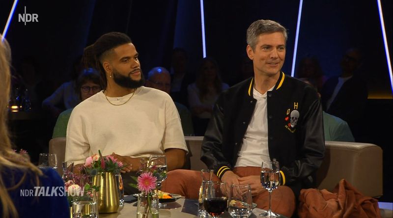 Ingo Zamperoni und Philipp Awounou (links) sprachen im NDR über ihre gemeinsam gedrehte USA-Doku zum Start der Fußball-WM.