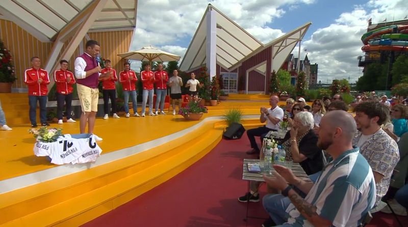 Stefan Mross widmete Rentnerin Rosa ein Lied, um sich im Namen der Fußballmannschaft bei ihr zu bedanken.