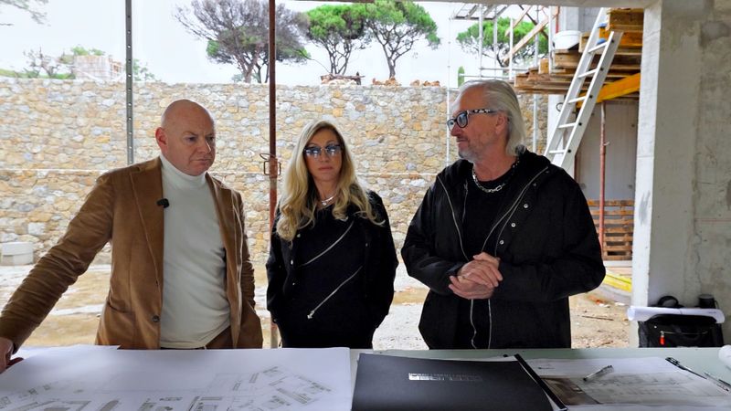 Carmen und Robert Geiss (r.) überbringen ihrem Innenarchitekt Kurt Steurer (l.) freudig die neue Nachricht: der ungeliebte Architekt des Hauses hat gekündigt.