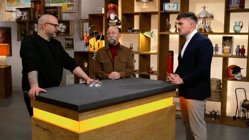"Wow", stammelte Lichter, als er das "kuriose Ding" von Elias aus Kronberg auf dem Pult sah. "Ich bin ratlos und kann das für mich nicht einsortieren", gestand der Moderator und der Verkäufer hatte absolutes Verständnis. Er hatte das Objekt von seiner Mutter, die "einen Haufen Zeug angesammelt hat". 