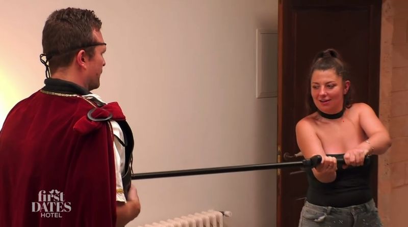 Christoph und Eunice wagten den Schwertkampf im "First Dates Hotel".