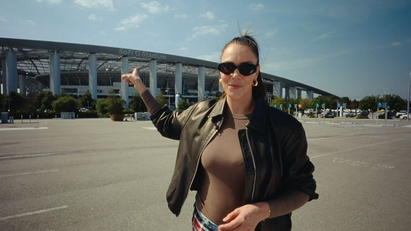 Esther Sedlaczek hat sich beim WM-Stadion in Los Angeles umgeschaut - und auf dem Parkplatz davor.