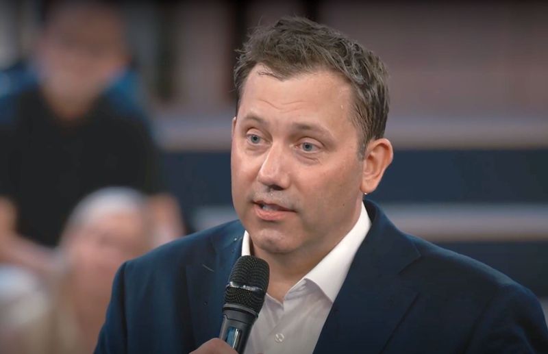 SPD-Chef Lars Klingbeil kam in der "ARD"-Arena am Montagabend sichtlich ins Schwitzen, als er sich den Fragen der Bürgerinnen und Bürger stellte.
