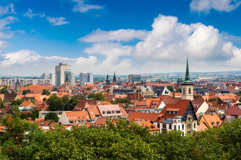 Mit rund 220.000 Einwohnerinnen und Einwohnern ist Erfurt eher eine beschauliche Großstadt, was sich aber positiv auf die Lebenszufriedenheit auswirkt.