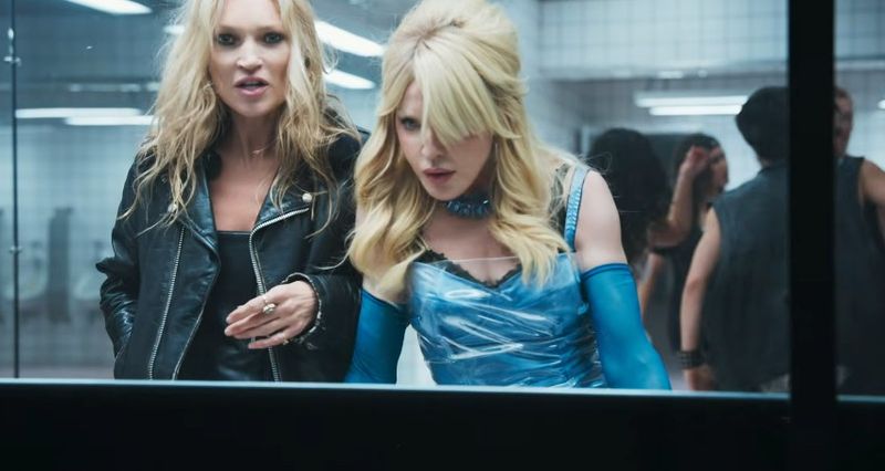 Unter den prominenten Stargästen des Trailers ist auch Supermodel Kate Moss (links), auf die Madonna in der Clubtoilette trifft.