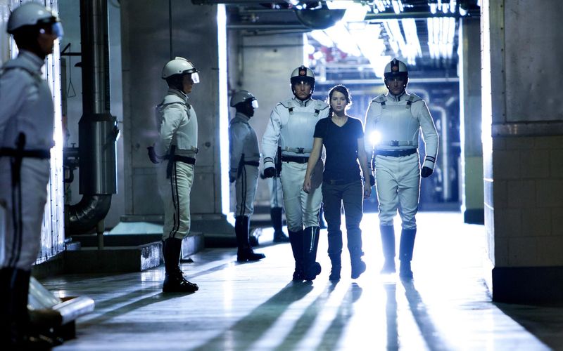 Katniss (Jennifer Lawrence) muss sich in der Arena nicht nur vor ihren Gegnern in Acht nehmen.