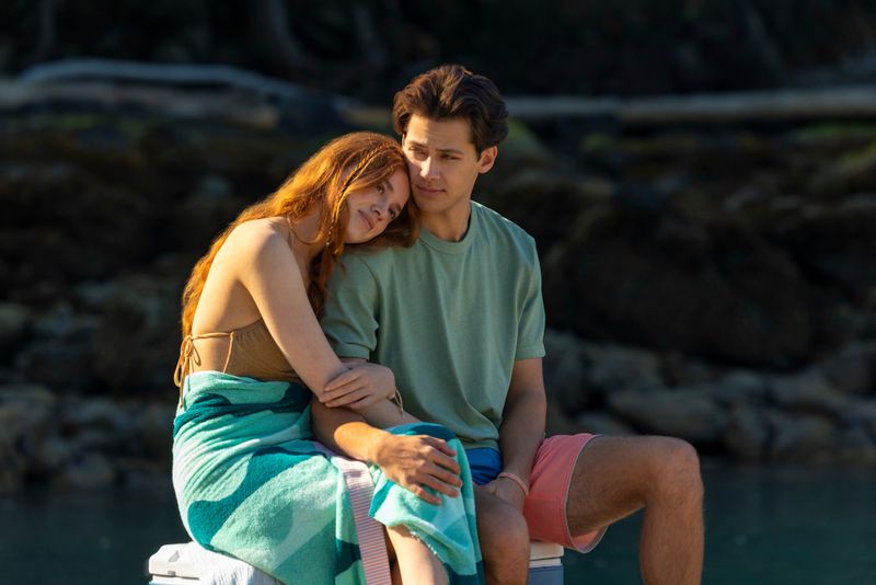 Persephone "Percy" Fraser (Sadie Soverall) und Sam Florek (Matt Cornett) genießen den Zauber der ersten Liebe - und haben Mühen danach.