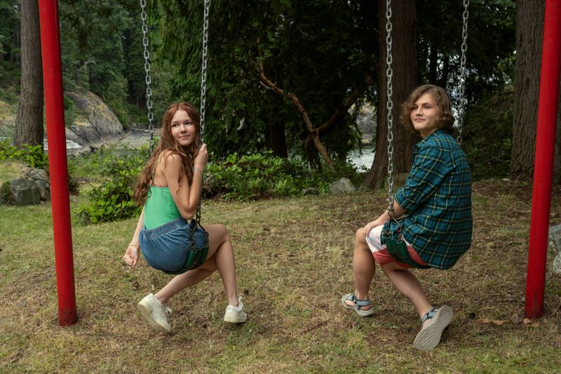 Percy (Juliette Hawk) und Sam (Blue Clarke) lernen sich als Teenager kennen und freunden sich an.