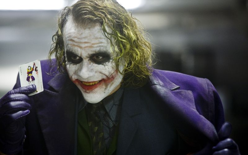 Der Joker (Heath Ledger), der permanent grinsende Anarchist, sorgt für Chaos in Gothams Straßen: Angst und Schrecken machen sich breit. Wer kann ihn aufhalten?