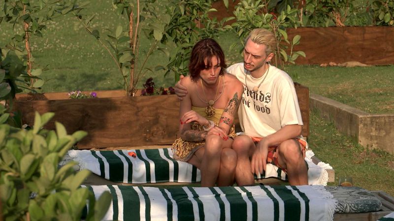 Hier weicht Tessa noch zurück, als Jacob sie in den Arm nehmen will.
