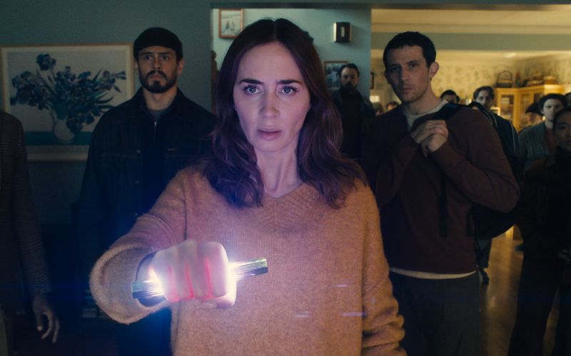 Emily Blunt (Mitte) und Josh O'Connor (rechts) spielen zwei der Hauptrollen in Steven Spielbergs "Disclosure Day".