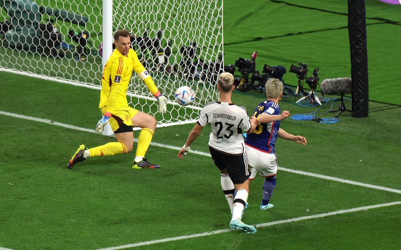 Japans Takuma Asano entwischt Nico Schlotterbeck und trifft gegen Manuel Neuer. Die Szene und ihr mediales Echo verfolgte den deutschen Abwehrspieler noch lange.