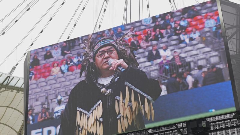 Trotz allem: Wilson Williams, Chairman der indigenen Squamish, freut sich auf die WM: "Wir kommen zusammen für die Kraft des Sports", sagt er in der ZDF-Doku "Foulspiel unter Freunden".