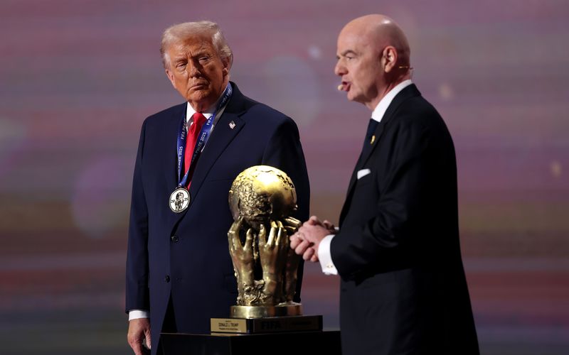 Best Buddys: FIFA-Präsident Gianni Infantino (rechts) zeichnete US-Präsident Donald Trump mit dem eigens für diesen erfundenen FIFA-Friedenspreis aus. 