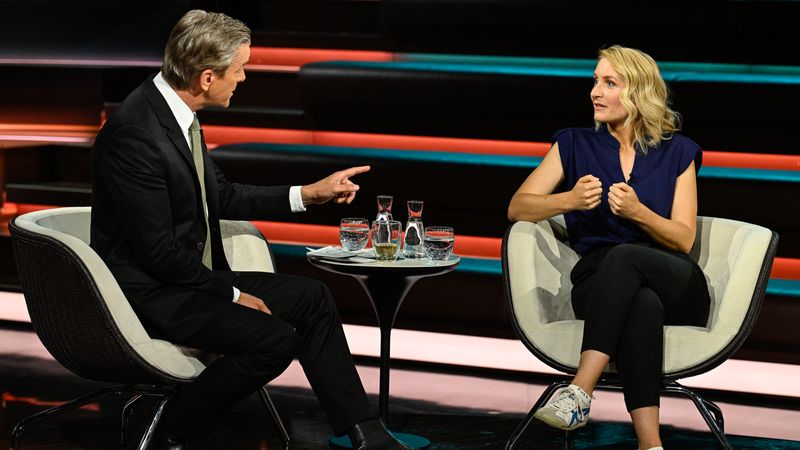 Linken-Chefin Ines Schwerdtner zog bei "Markus Lanz" gegen Schwarz-Rot vom Leder und echauffierte sich über den auslaufenden Tankrabatt.