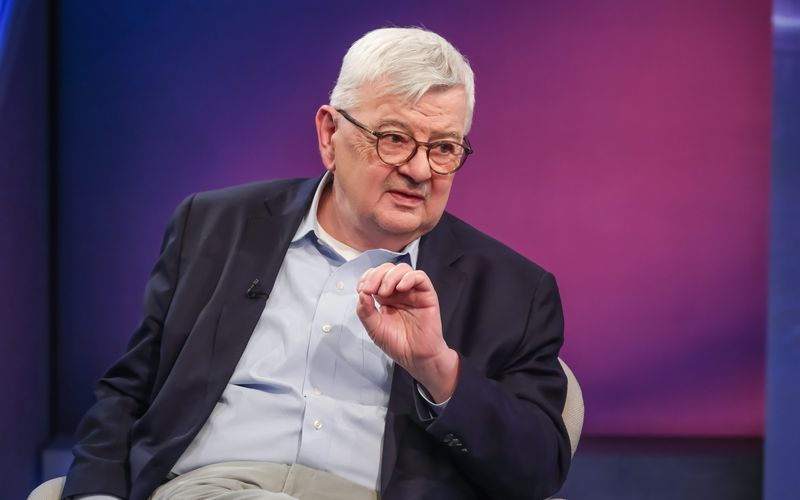 "Du musst in einer Demokratie die Menschen mitnehmen. Das ist ein mühseliger Weg. Aber wenn es Dir gelingt, sie mitzunehmen, dann hat das Bestand", rät Joschka Fischer der Bundesregierung.