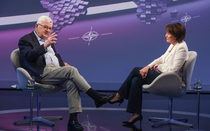Über eine Integration der Ukraine in die NATO sagt Joschka Fischer: "Das ist zu früh, wir wissen nicht, was aus der NATO wird."