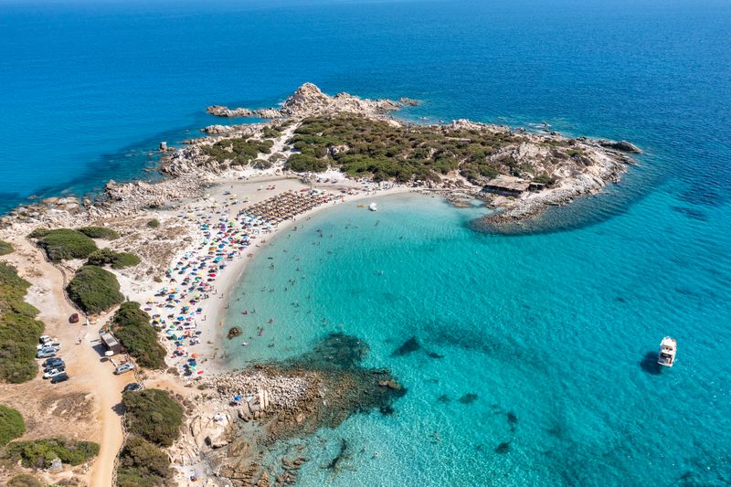 Neue Regeln sollen den Besuch des Strandes Punta Molentis auf Sardinien unattraktiver machen und ihn so schützen.
