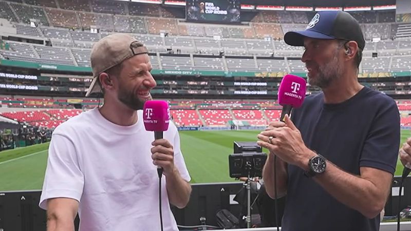 Jürgen Klopp (rechts) stichelt bei MagentaTV gegen Thomas Müller - der kontert prompt.