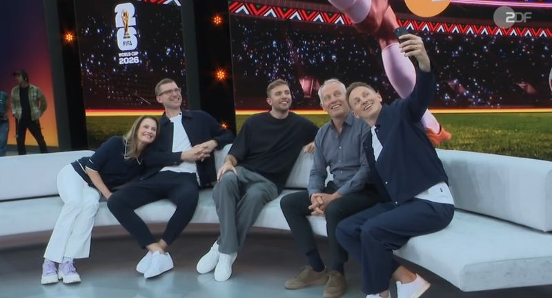 Gute Stimung, guter Auftakt: Beim ZDF starteten (von links) Katrin Müller-Hohenstein, Per Mertesacker, Christoph Kramer, Christian Streich und Jochen Breyer gut gelaunt in die Fußball-WM.